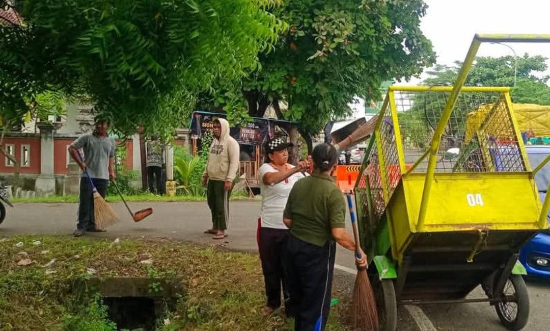 Aksi bersih-bersih di gang pemukiman warga Kelurahan Gilimanuk , Kabupaten Jembrana, Bali sementara mengumpulkan sebanyak 3,5 ton sampah.