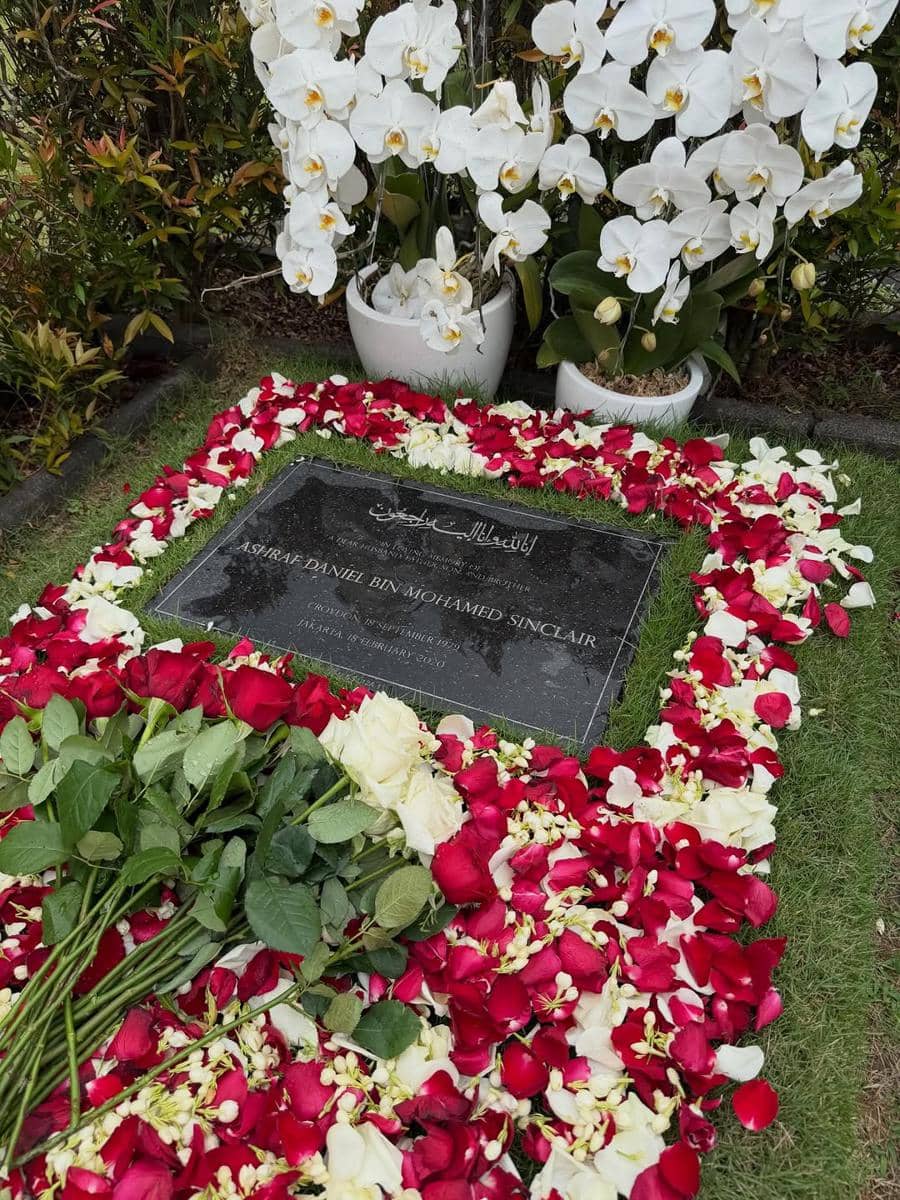 Momen BCL ziarah ke makam Ashraf Sinclair di hari Lebaran 2026