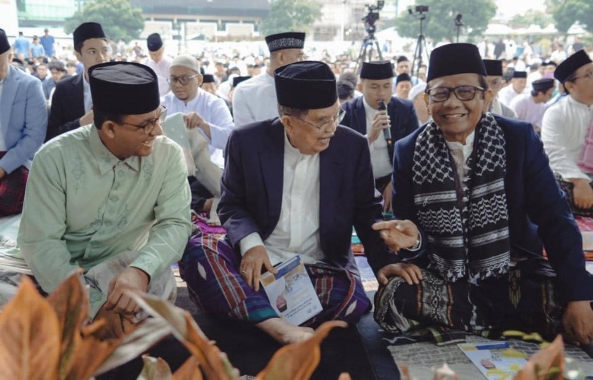 Mantan Menteri Koordinator Bidang Politik, Hukum, dan Keamanan (Menko Polhukam), Mahfud MD; Wakil Presiden (Wapres) ke-10 dan 12 Republik Indonesia (RI), Jusuf Kalla alias JK; mantan Gubernur DKI Jakarta, Anies Baswedan salat Idul Fitri 1447 Hijriyah bersama. (Instagram.com/mohmahfudmd)