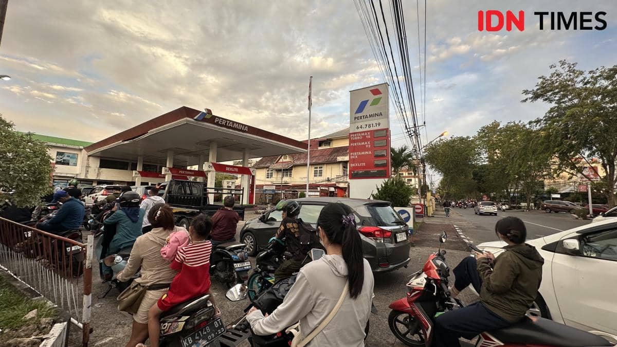 Warga Pontianak saat antre BBM