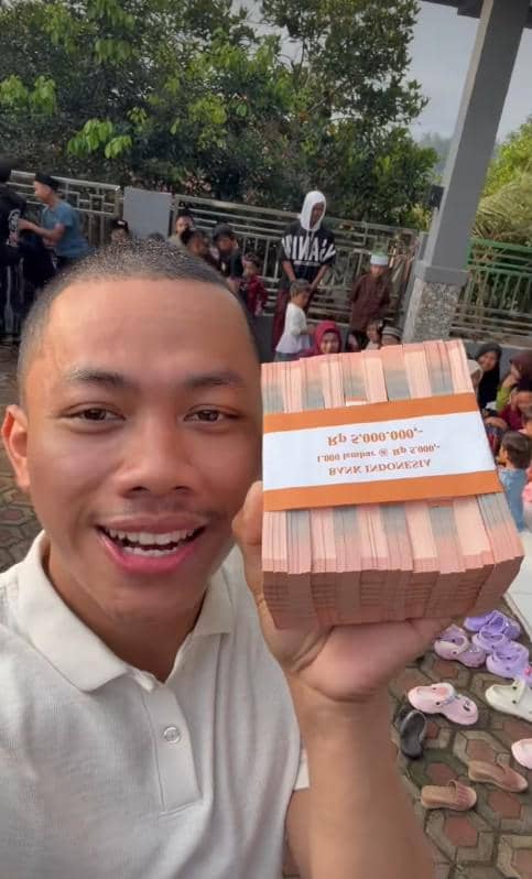 Selebgram Mang Ucup bersyukur lebaran kali ini, ia bisa-bagi THR untuk keluarga dan tetangga di kampung halaman