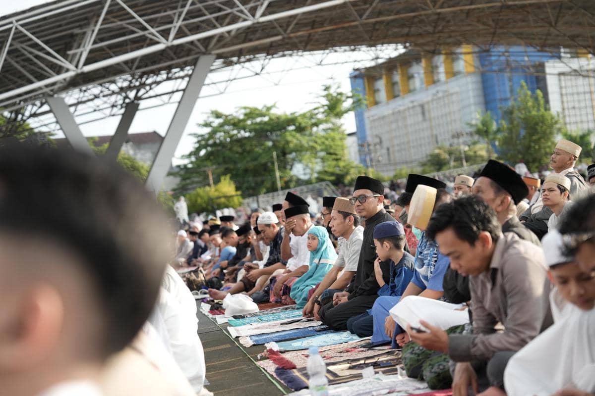 Warga Makassar memadati pelaksanaan salat id di Lapangan Karebosi pada Hari Raya Idulfitri, Sabtu (21/3/2026). (Dok. Humas Pemkot Makassar)