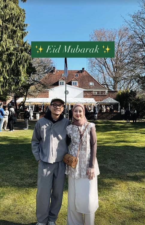 Gita Savitri Devi saat ini diketahui menetap di Jerman. YouTuber yang akrab disapa Gitasav itu menikmati lebaran bersama suami tercinta, Paul Partohap