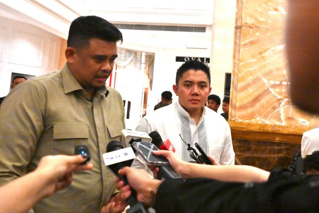 Takbiran Malam Lebaran di Medan, Prabowo Bagi-Bagi Sembako