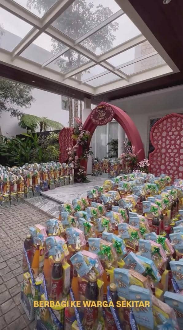 potret acara open house di rumah Shandy Purnamasari dan Juragan 99 di Malang