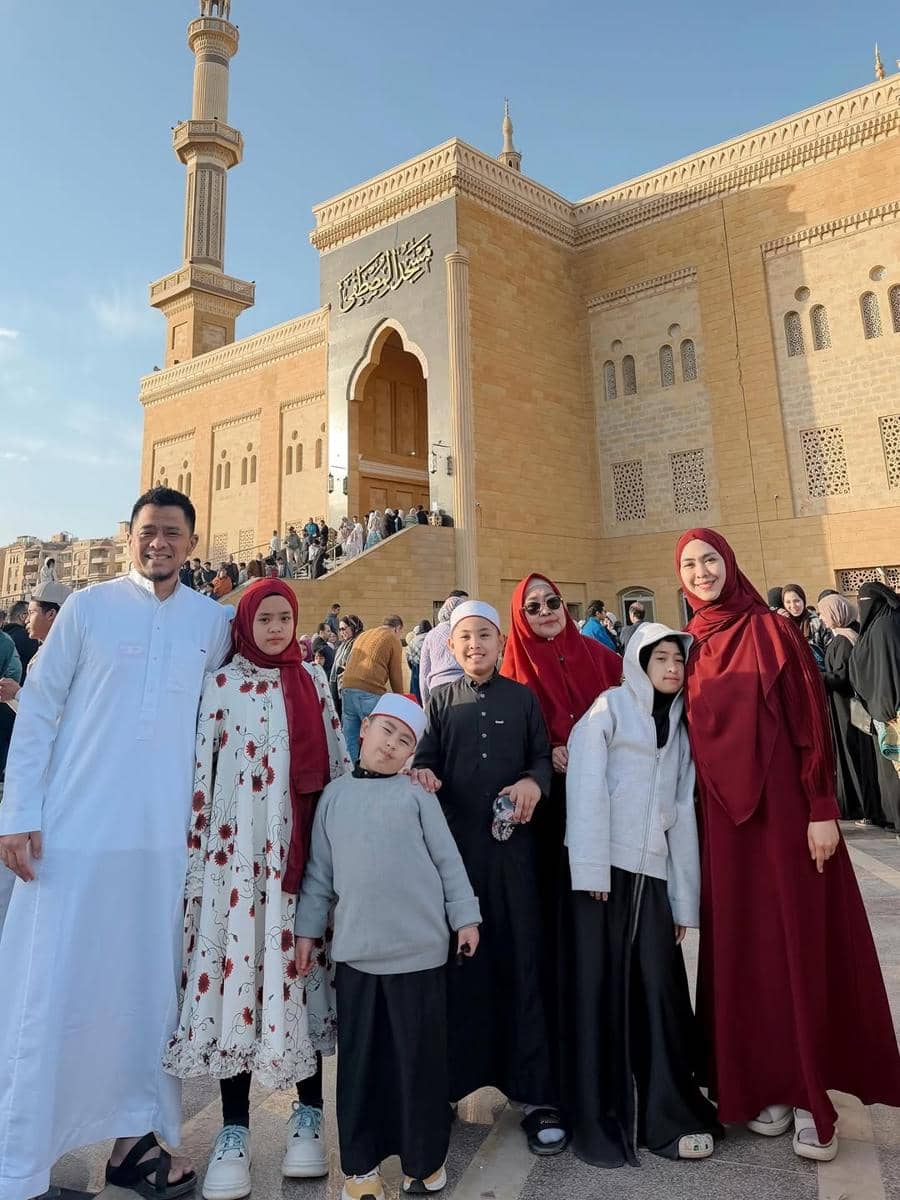 gaya lebaran artis 2026 (instagram.com/okesetianadewi)