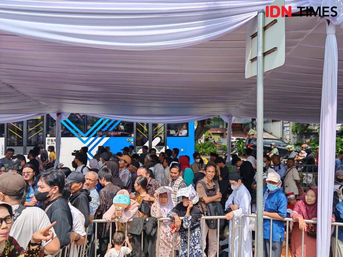 Antrean Warga Mengular Ikut Open House di Istana Jakarta