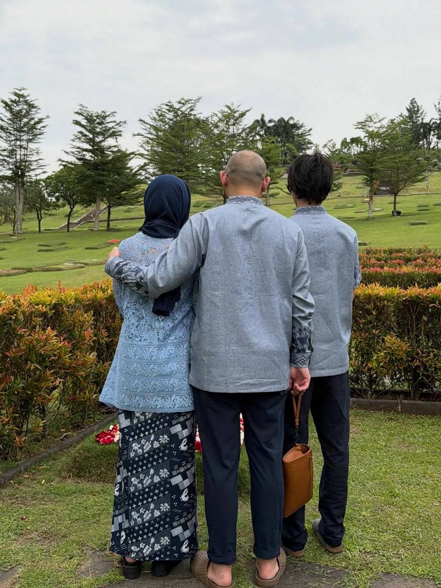 Momen BCL ziarah ke makam Ashraf Sinclair di hari Lebaran 2026