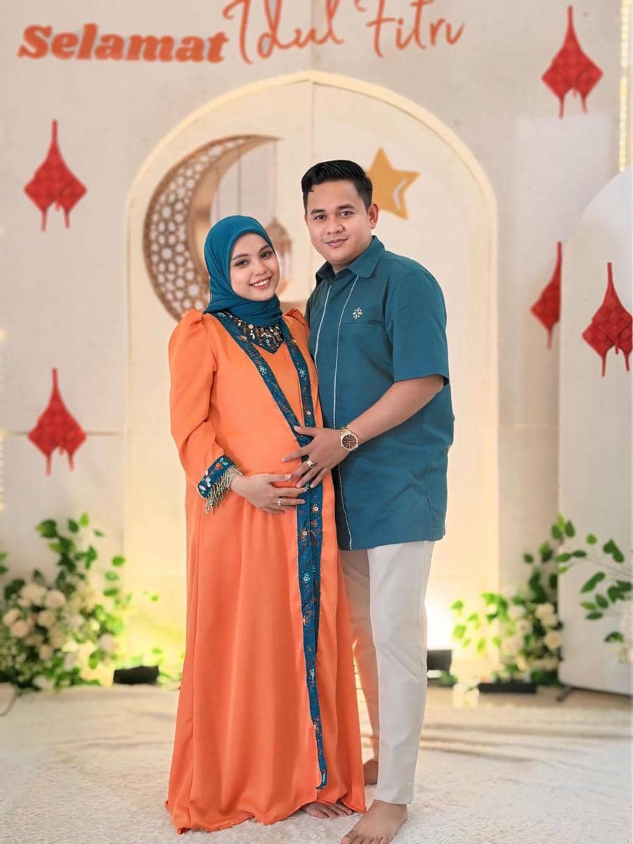 Putri Isnari dan suami lebaran di Kalimantan Timur. Sebentar lagi, keluarga kecilnya banyak kehadiran anggota baru
