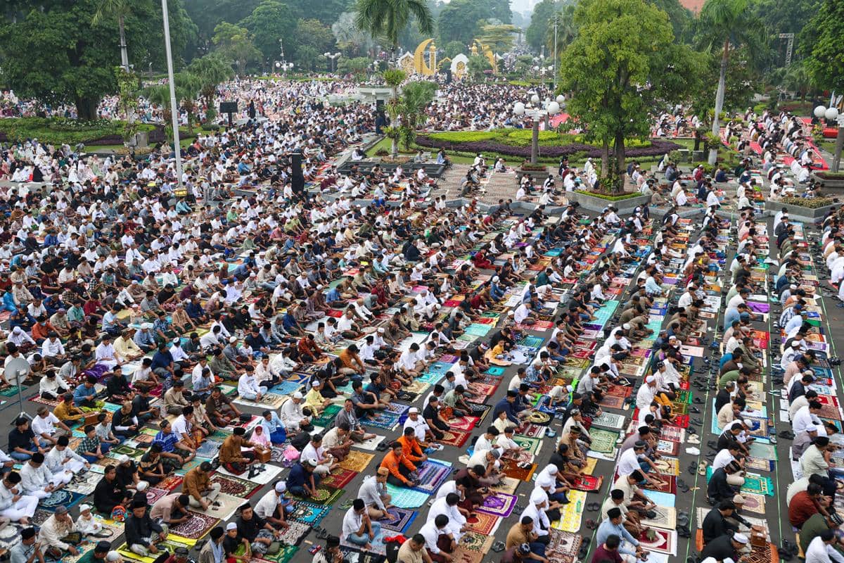 Ribuan Jemaah Padati Salat Id di Balai Kota Surabaya, Ada Pesan Persatuan
