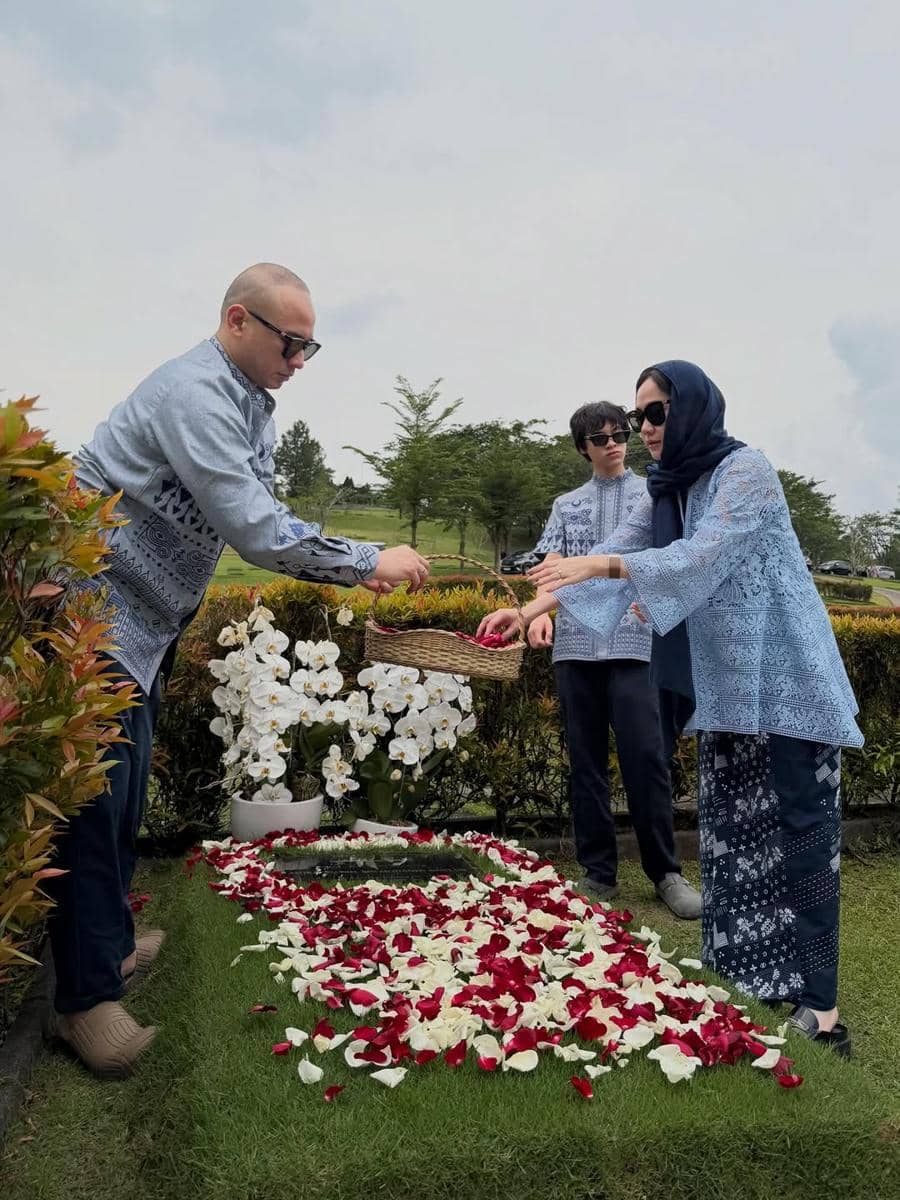 Momen BCL ziarah ke makam Ashraf Sinclair di hari Lebaran 2026