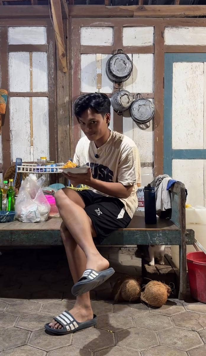 potret suasana rumah seleb di kampung halaman