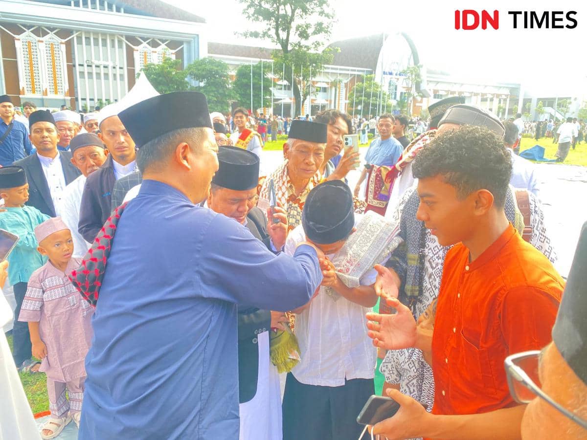 Open House Gubernur NTB, Warga Disuguhkan Cilok hingga 'Kopling'