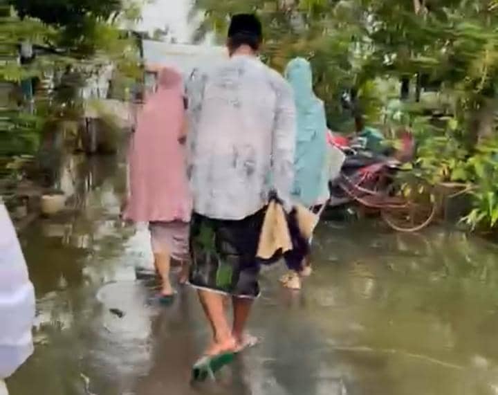Sudah Empat Bulan, Warga Lamongan Lebaran dalam Kondisi Banjir