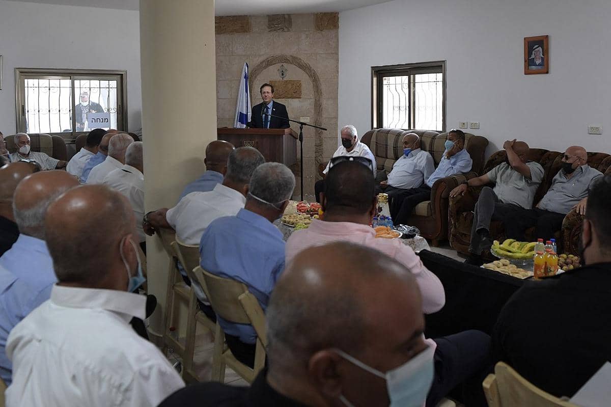 Warga Druze sedang menghadiri pertemuan.