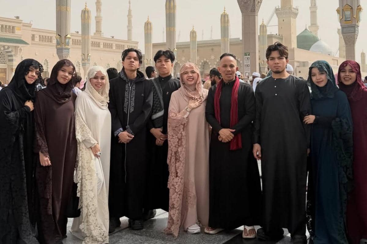 9 Potret Gen Halilintar Berlebaran di Madinah, Berbahagia! 