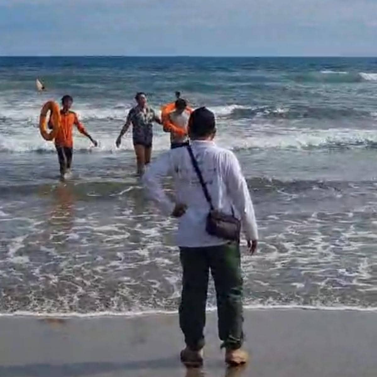 Nyaris Tenggelam di Pantai Mandiri, Wisatawan Berhasil Dievakuasi