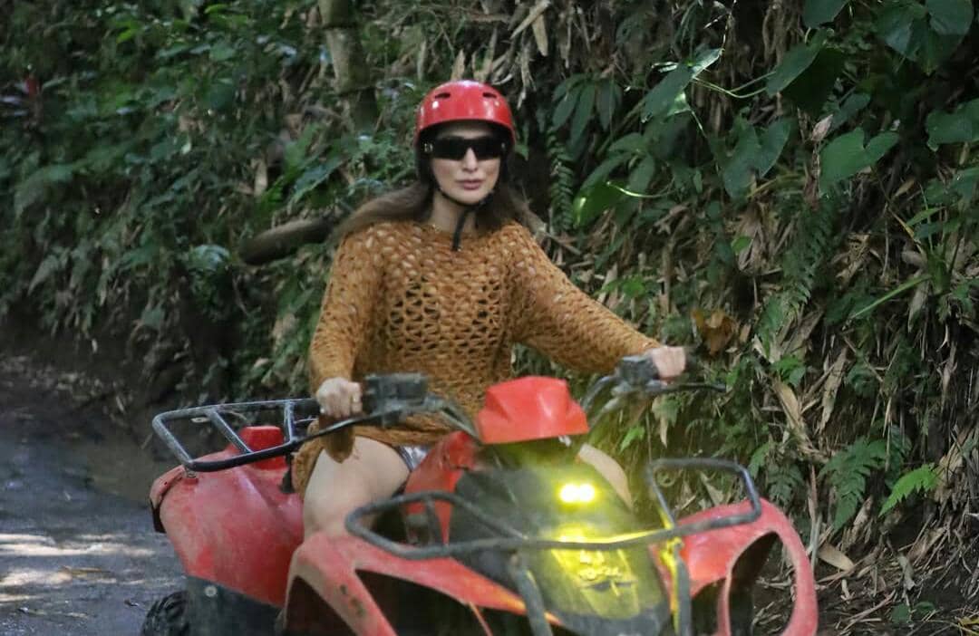 11 Potret Artis India Raai Laxmi Liburan Musim Panas di Bali, Seru!