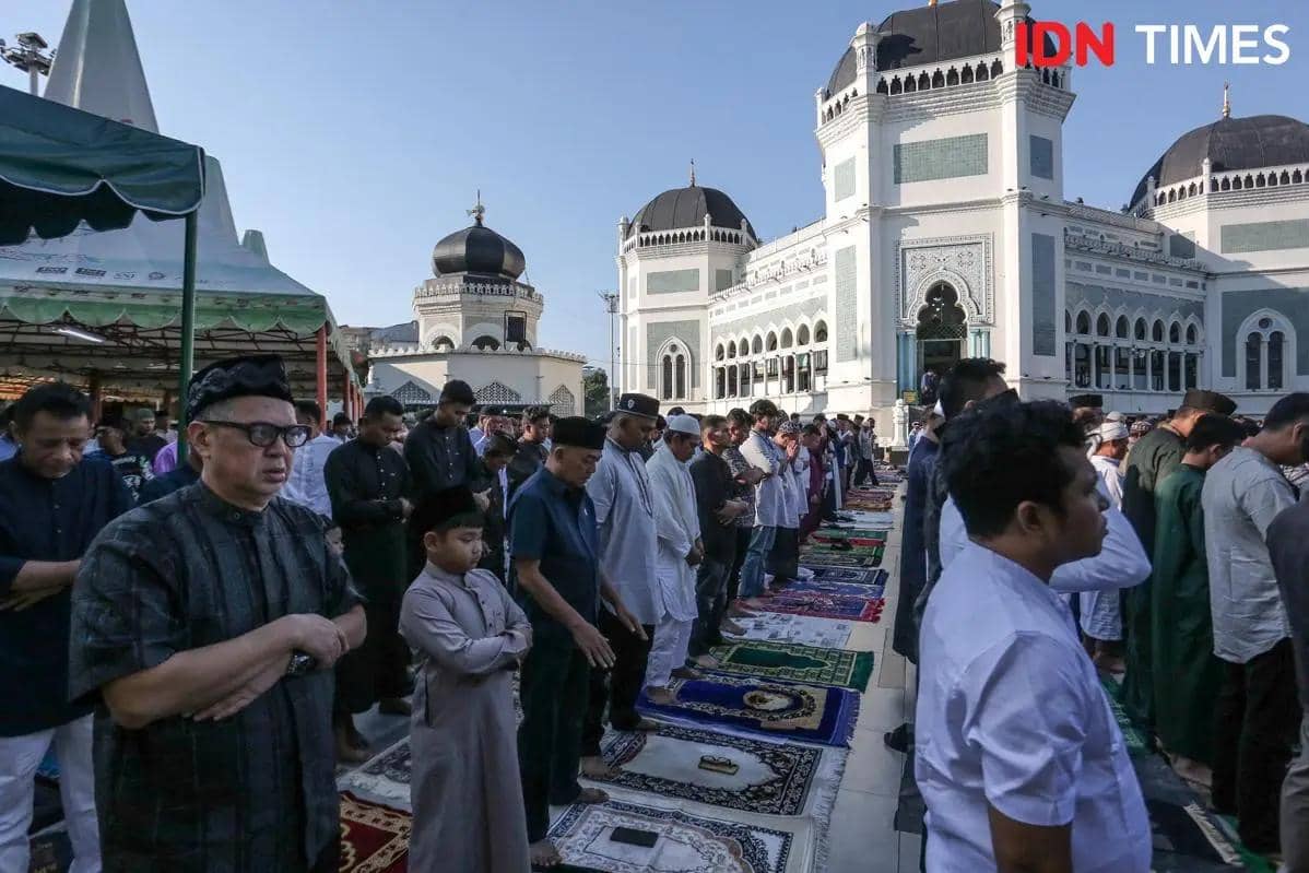 Masyarakat dari berbagai daerah memadati Masjid Raya Al Mashun Kota Medan untuk mengikuti salat Idul Fitri Berjamaah, Sabtu (21/3/2026). (IDN Times/Prayugo Utomo)