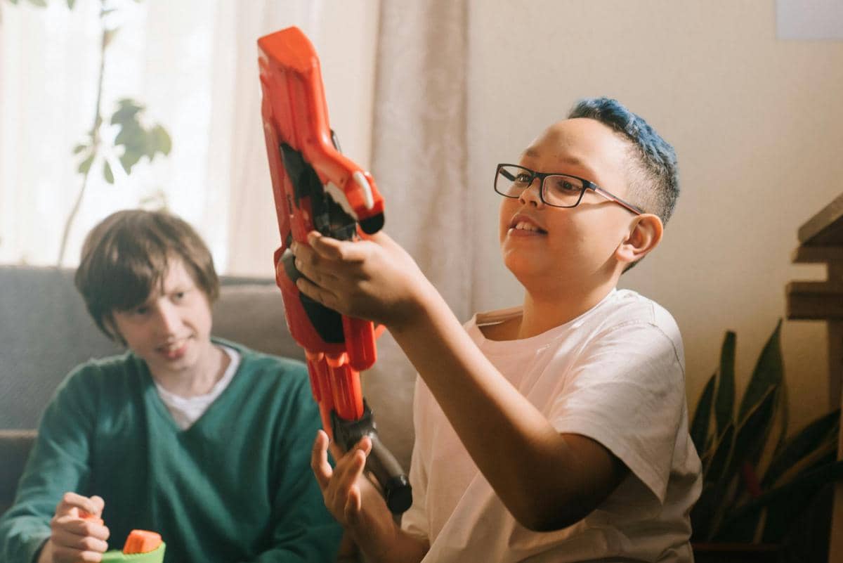 ilustrasi anak memegang senjata mainan (pexels.com/cottonbrostudio)