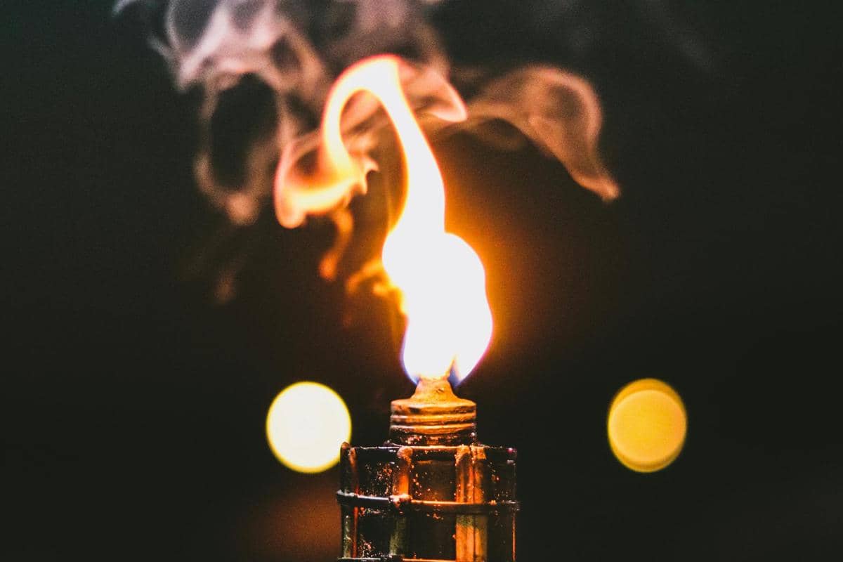 ilustrasi lampu minyak (pexels.com/Batuhan Alper Bilginer)