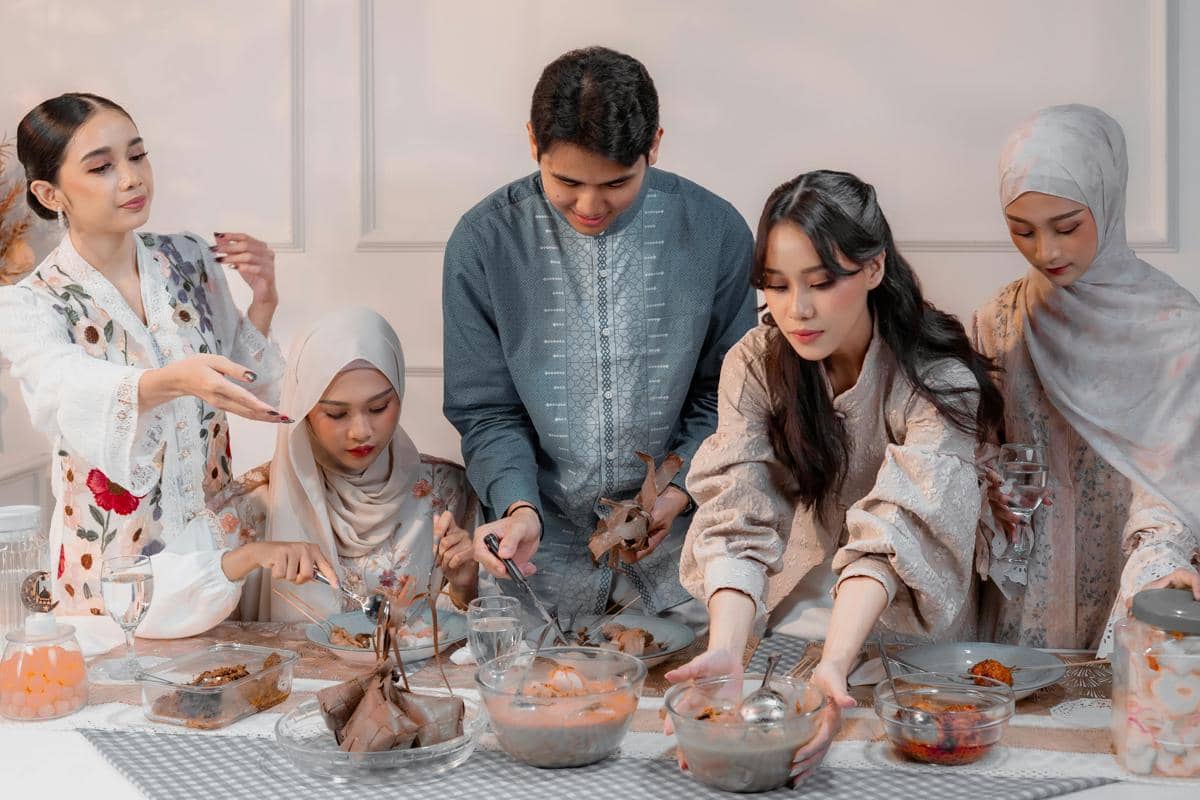 ilustrasi menikmati hidangan makanan (pexels.com/Bayu Franky)