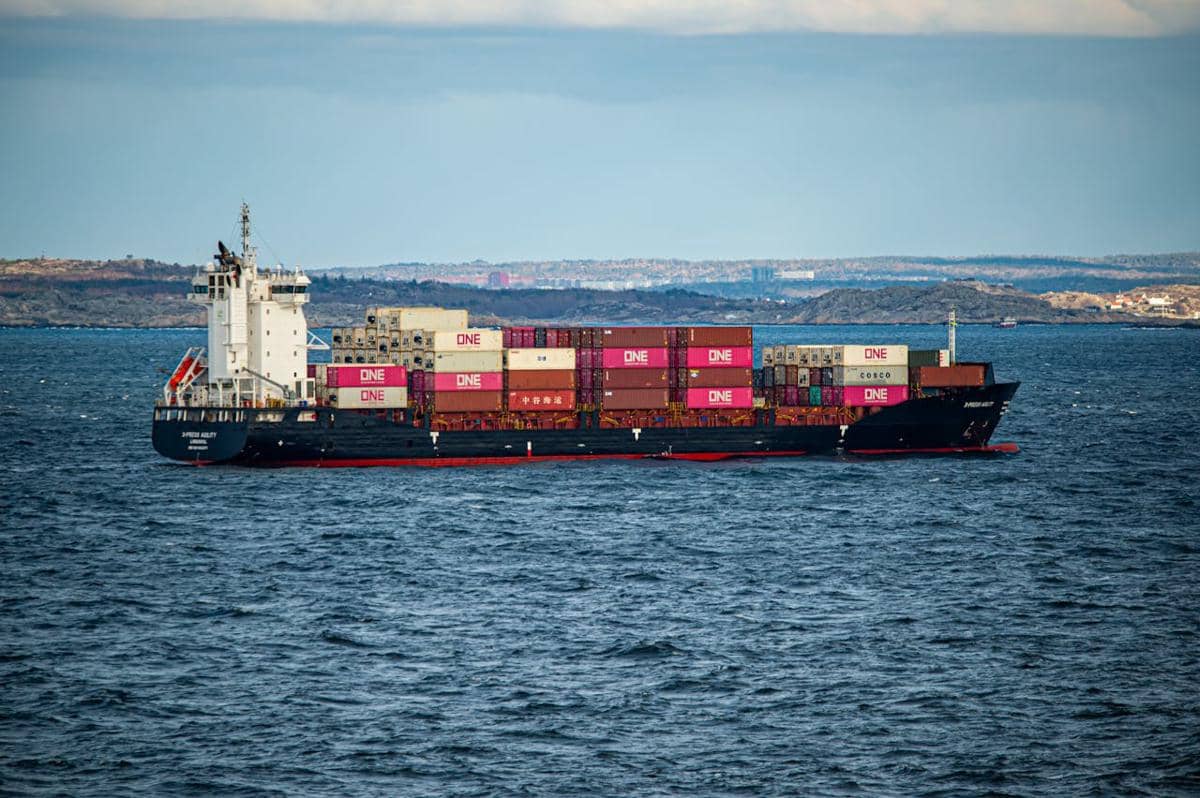 Kapal sedang berlayar di laut.