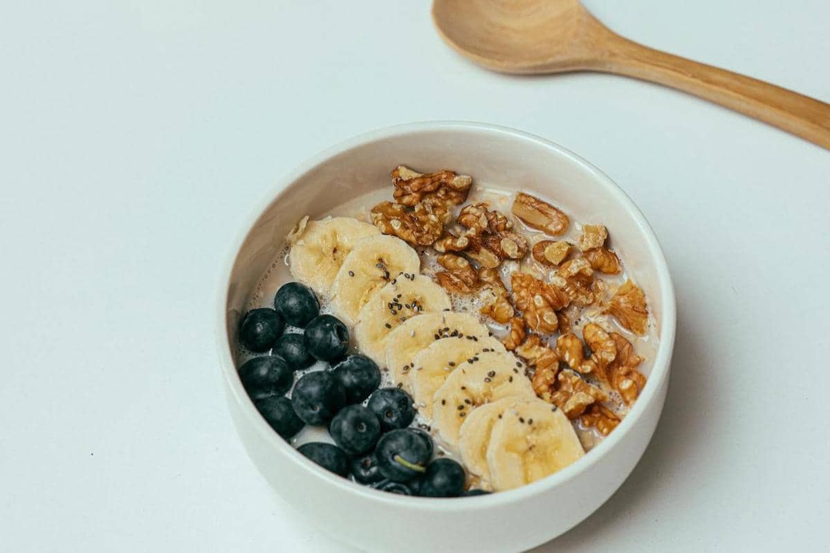 ilustrasi berry-banana smoothie bowl 