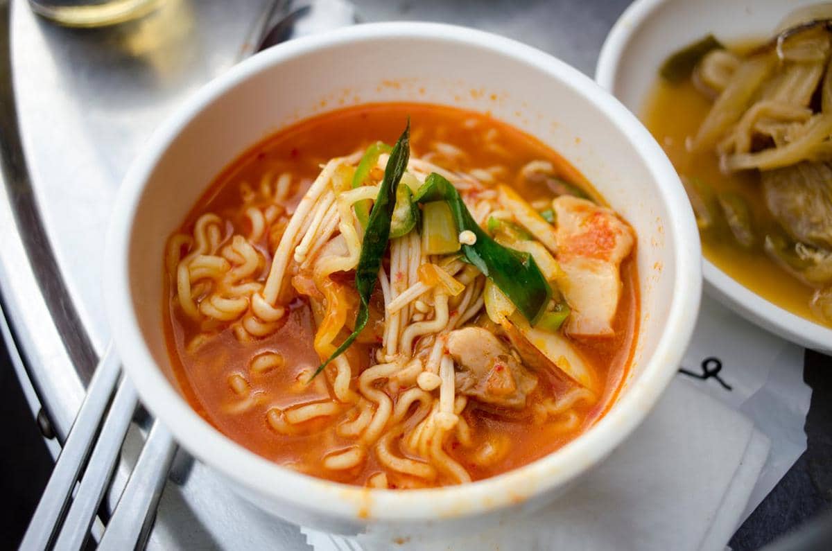 5 Cara Upgrade Mie Instan Jadi Ramyeon Kuah Pedas ala Korea