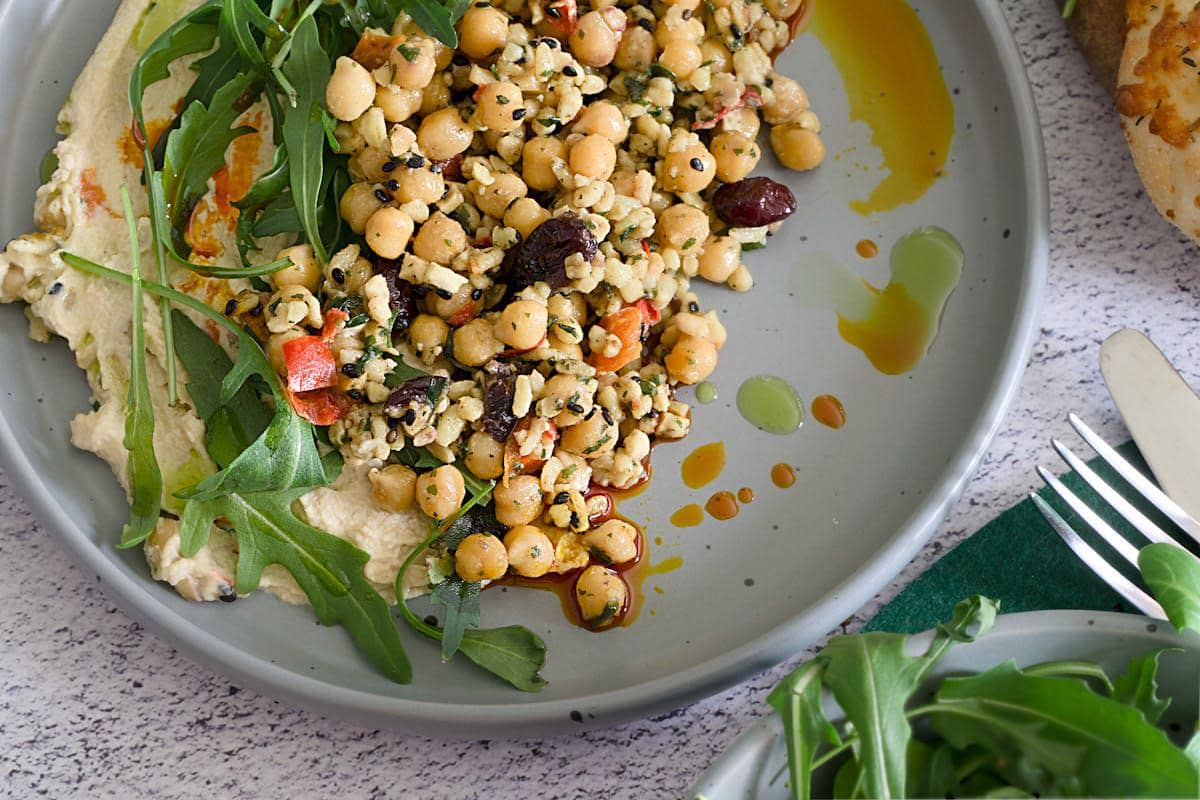 ilustrasi Mediterranean chickpea salad 