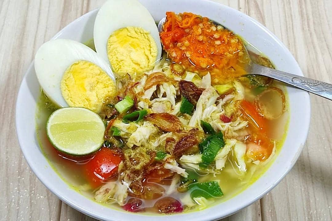 ilustrasi soto ayam kuah bening 