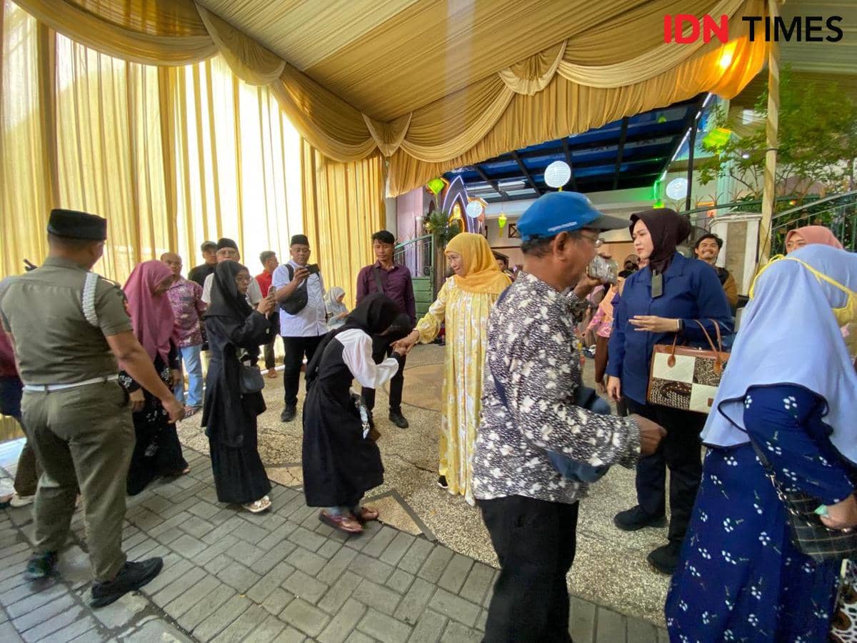 Ribuan Masyarakat Jatim Rayakan Lebaran Hari Ke-2 di Rumah Khofifah