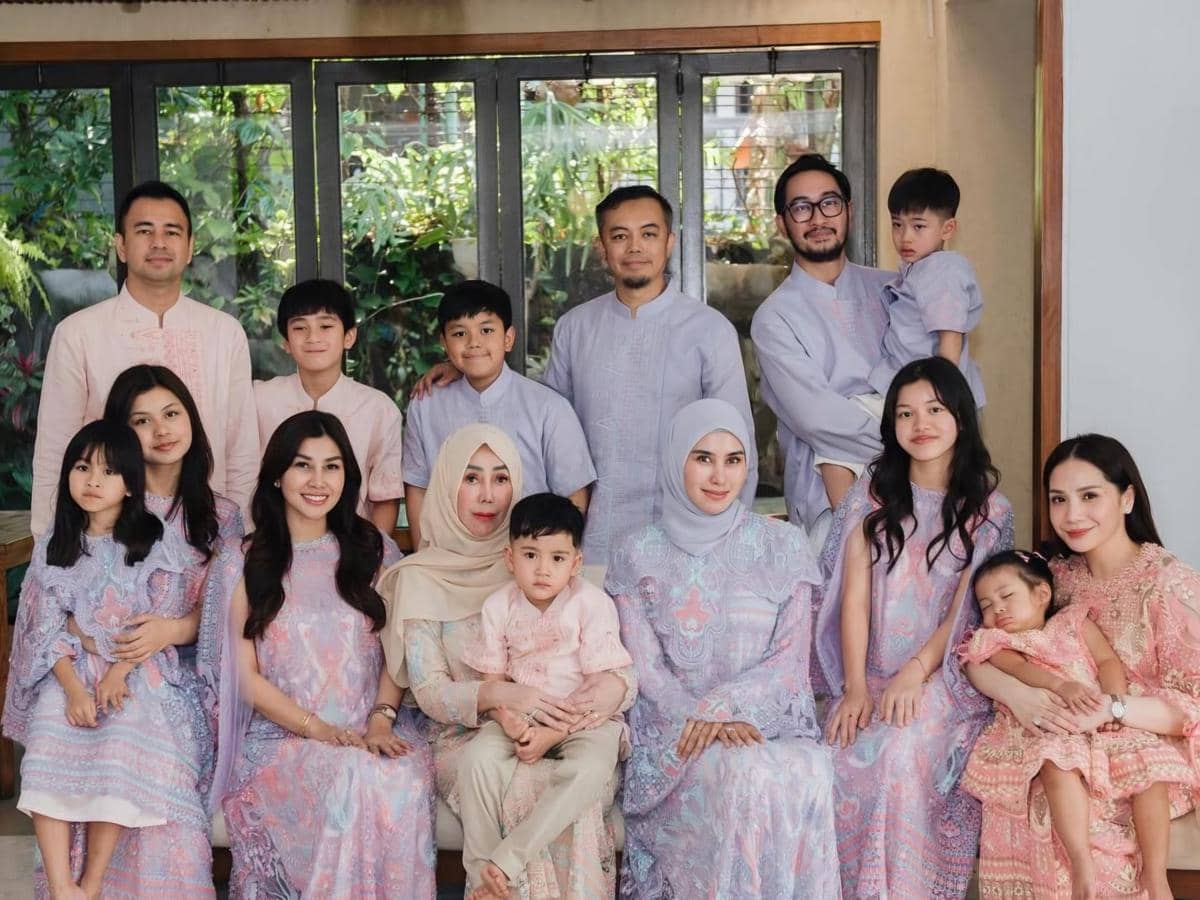 17 Gaya Keluarga Besar Artis di Lebaran 2026, Semuanya Serasi!