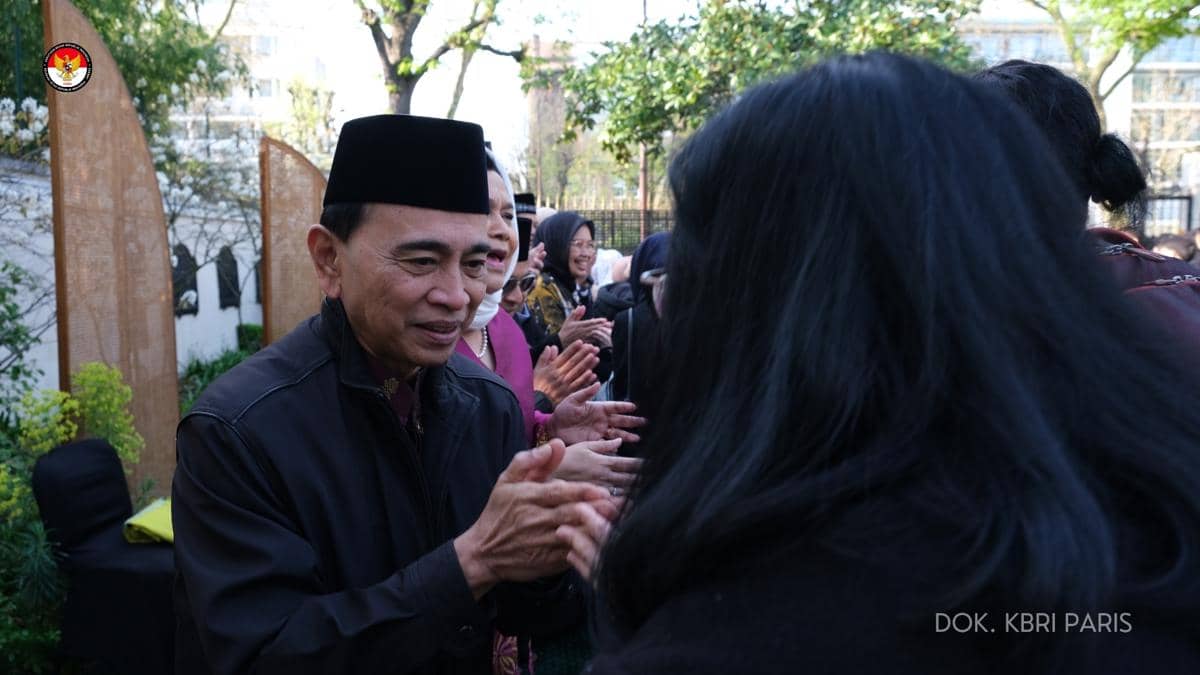 Dubes RI Mohamad Oemar bersalaman dengan jamaah Salat Idul Fitri 1447H.jpeg