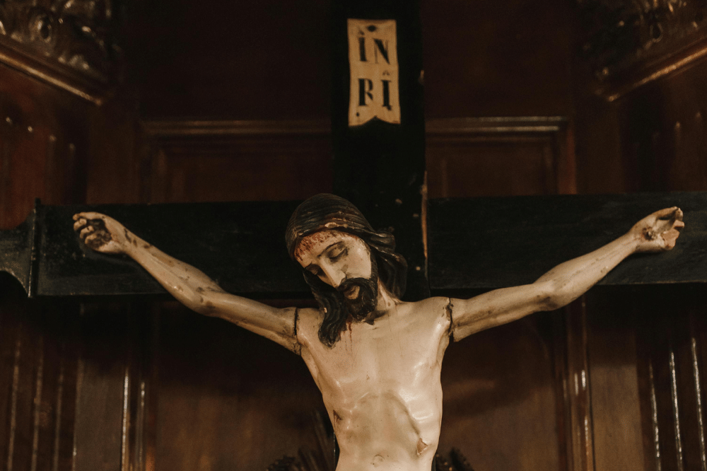 Potret patung Yesus Kristus tersalib untuk menebus dosa manusia