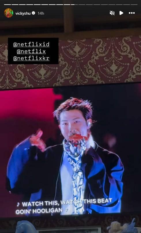 Vicky Shu merekam siaran konser comeback BTS yang sedang ia tonton