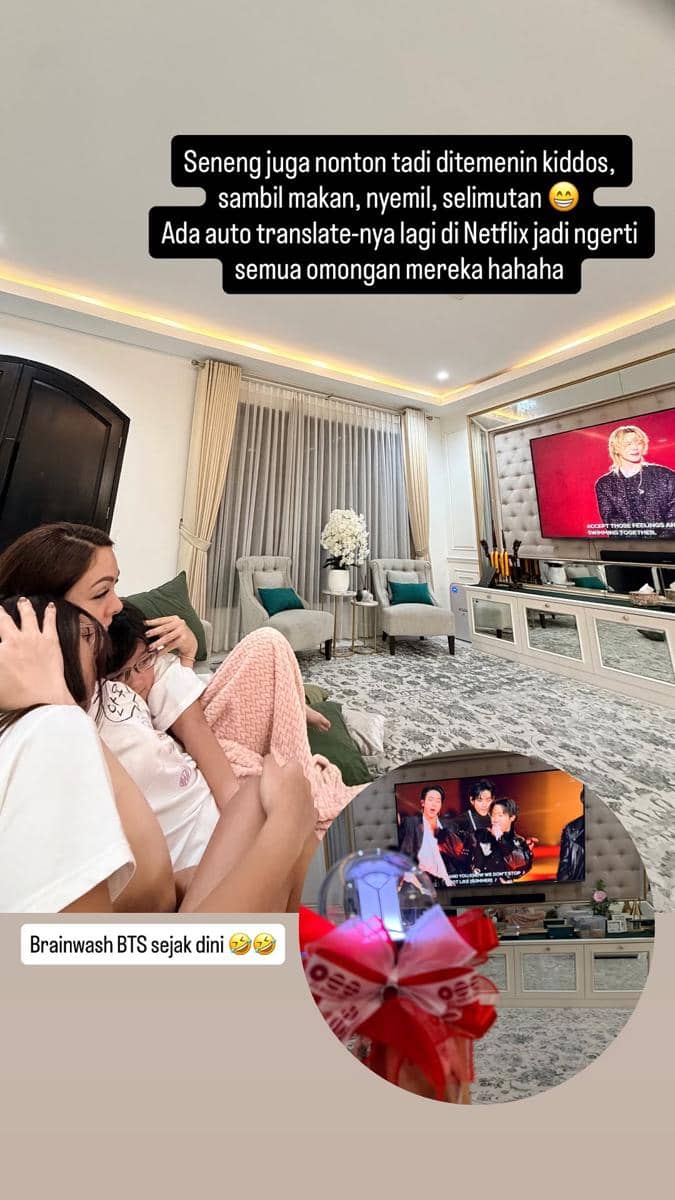 Reisa Broto menonton konser comeback BTS ditemani anak-anak di rumah