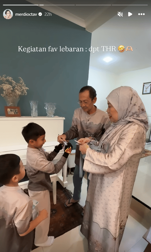Anak-anak Merdi Octav berbaris untuk menerima THR dari nenek mereka, Dewi Yull