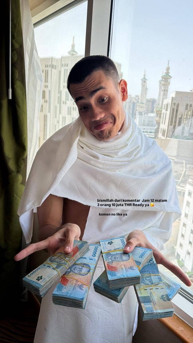 Aisar Khaled memegang gepokan uang THR yang akan dibagikan kepada followers