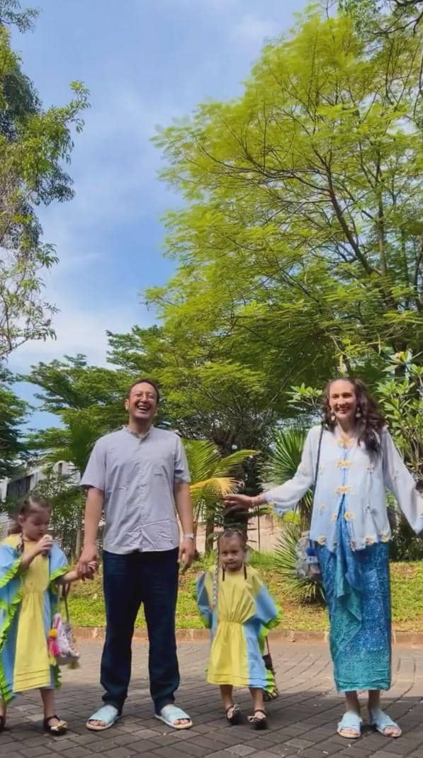 Keluarga Nadine Chandrawinata dan Dimas Anggara rayakan Lebaran 2026