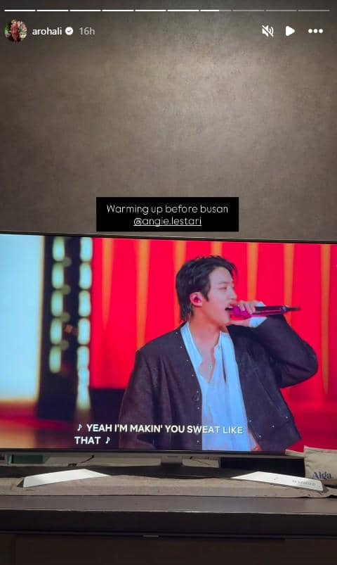 Alya Rohali merekam siaran konser comeback BTS yang sedang ia tonton