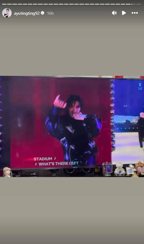 Ayu Ting Ting merekam siaran konser comeback BTS yang sedang ia tonton