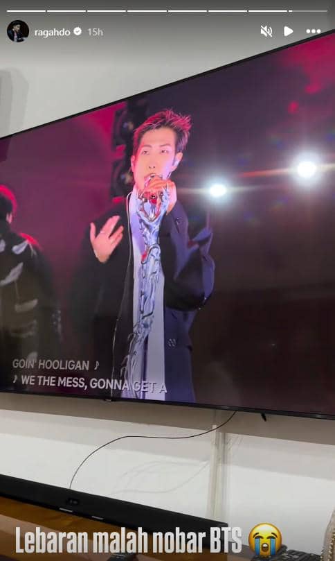 Ragahdo merekam siaran konser comeback BTS yang sedang ia dan keluarga tonton