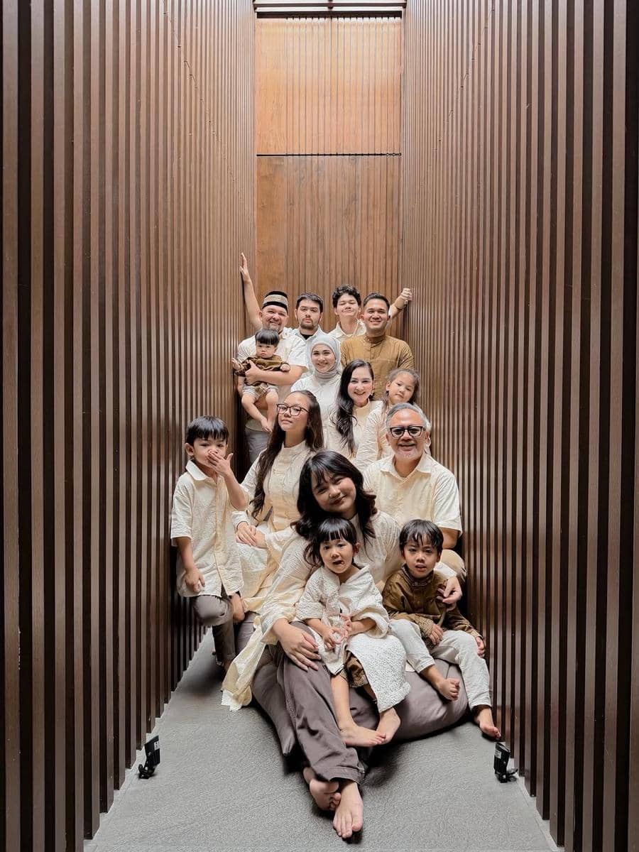 gaya keluarga besar artis di Lebaran 2026 (instagram.com/kesharatuliu05)