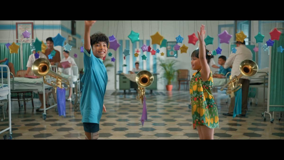 Cuplikan penampilan Luisa Adreena dan Azamy Syauqi bawakan lagu "Sikilku Iso Muni" dalam film Na Willa