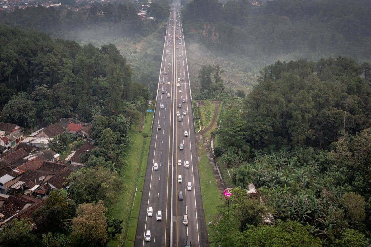 Foto udara kendaraan pemudik melaju dua jalur satu arah di Tol Trans Jawa ruas Semarang-Solo KM 428 A dan B, Ungaran, Kabupaten Semarang, Jawa Tengah. (ANTARA FOTO/Aji Styawan)