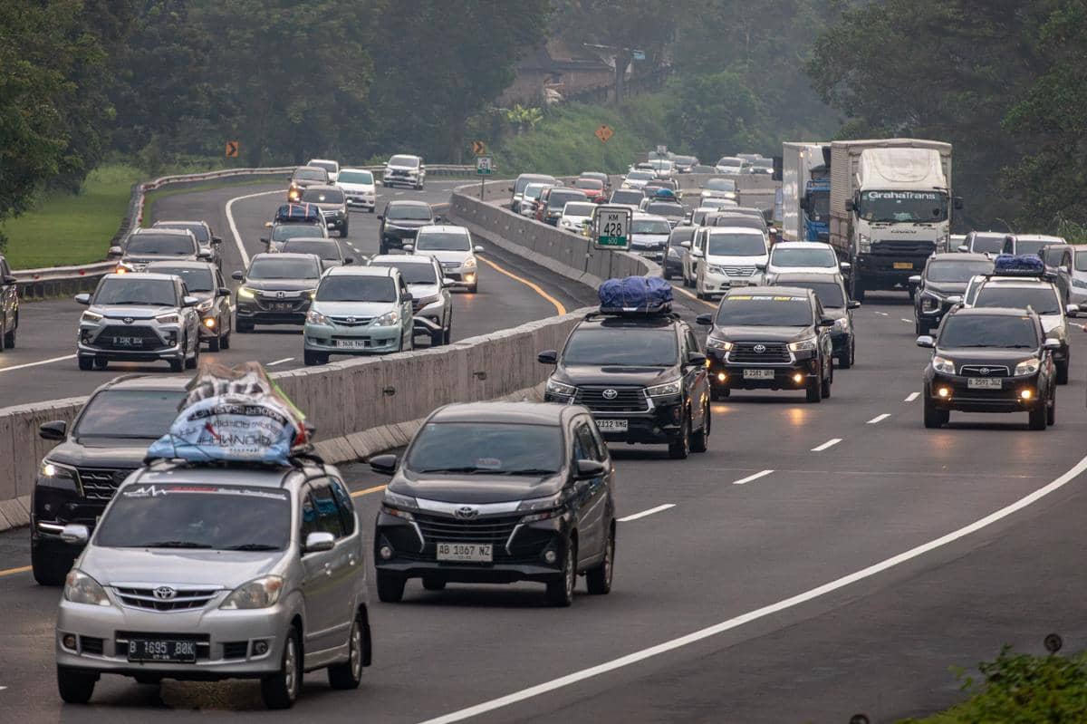 Kendaraan pemudik melaju dua jalur satu arah di Tol Trans Jawa ruas Semarang-Solo KM 428 A dan B, Ungaran, Kabupaten Semarang, Jawa Tengah. (ANTARA FOTO/Aji Styawan)