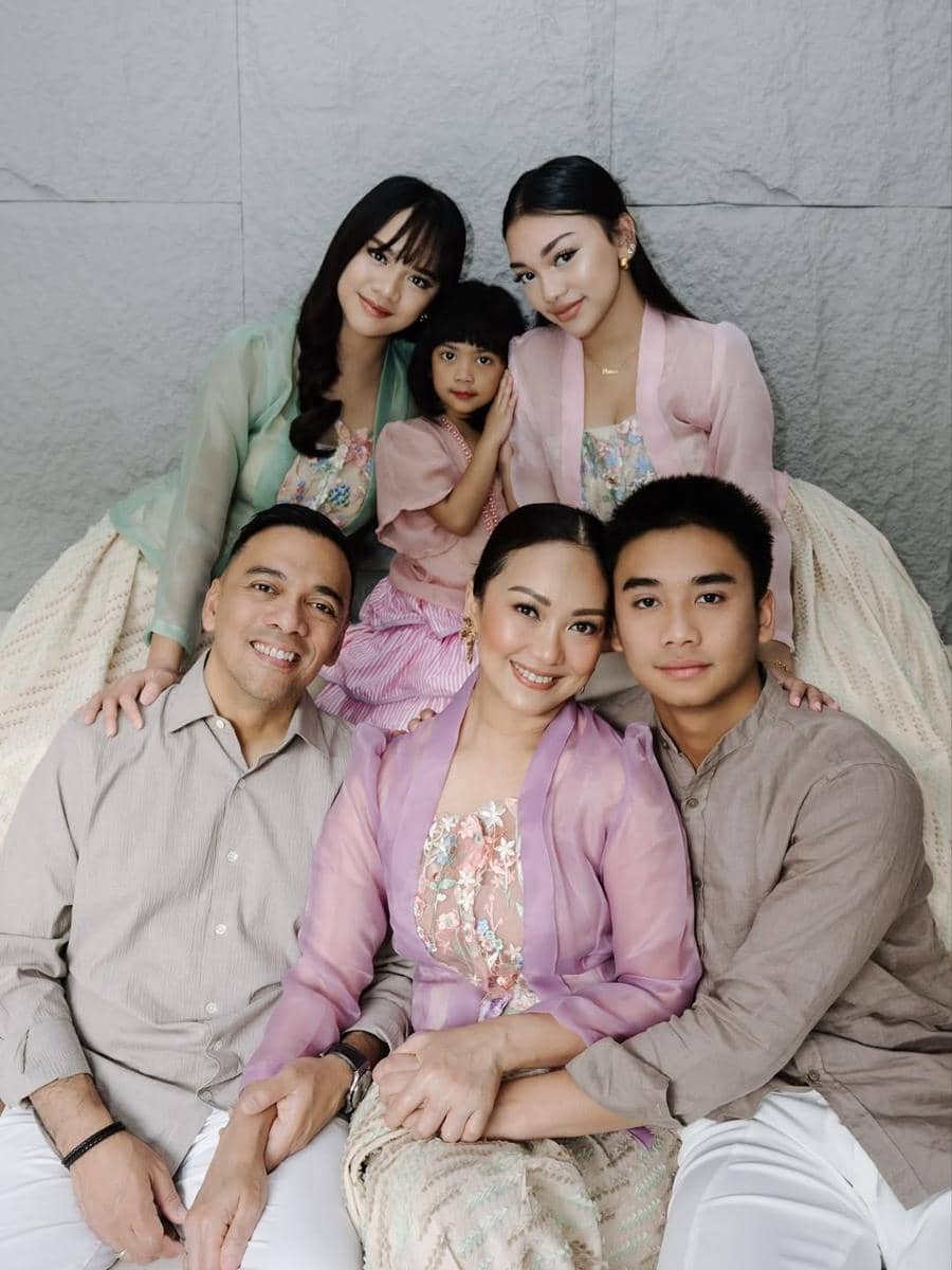 gaya keluarga besar artis di Lebaran 2026 (instagram.com/riafinola)