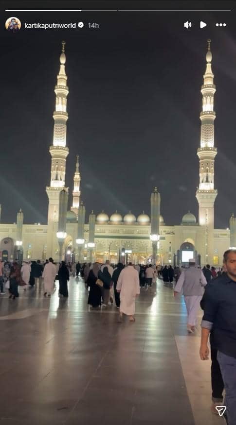 Suasana malam Lebaran 2026 di Masjid Nabawi yang dibagikan oleh Kartika Putri