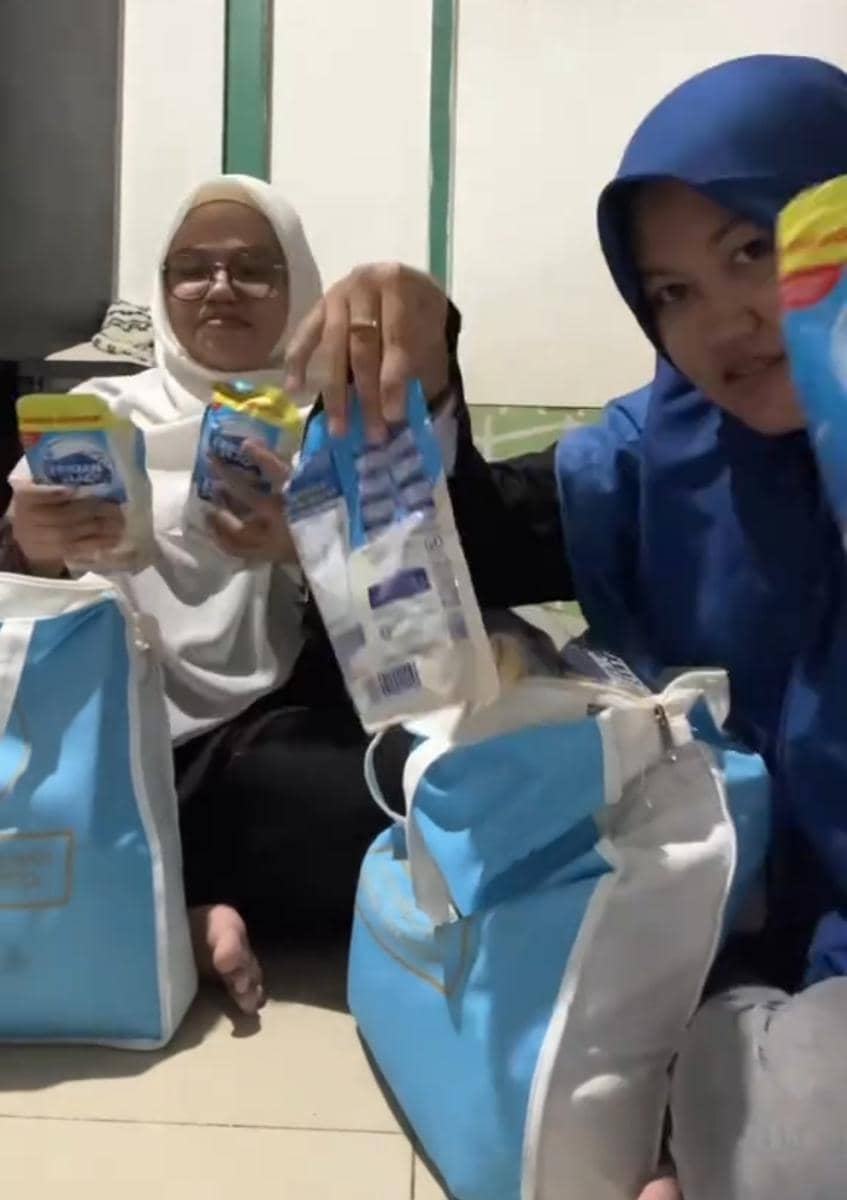 Warga Unboxing Hampers dari Open House Istana, Ada Uang Rp200 Ribu